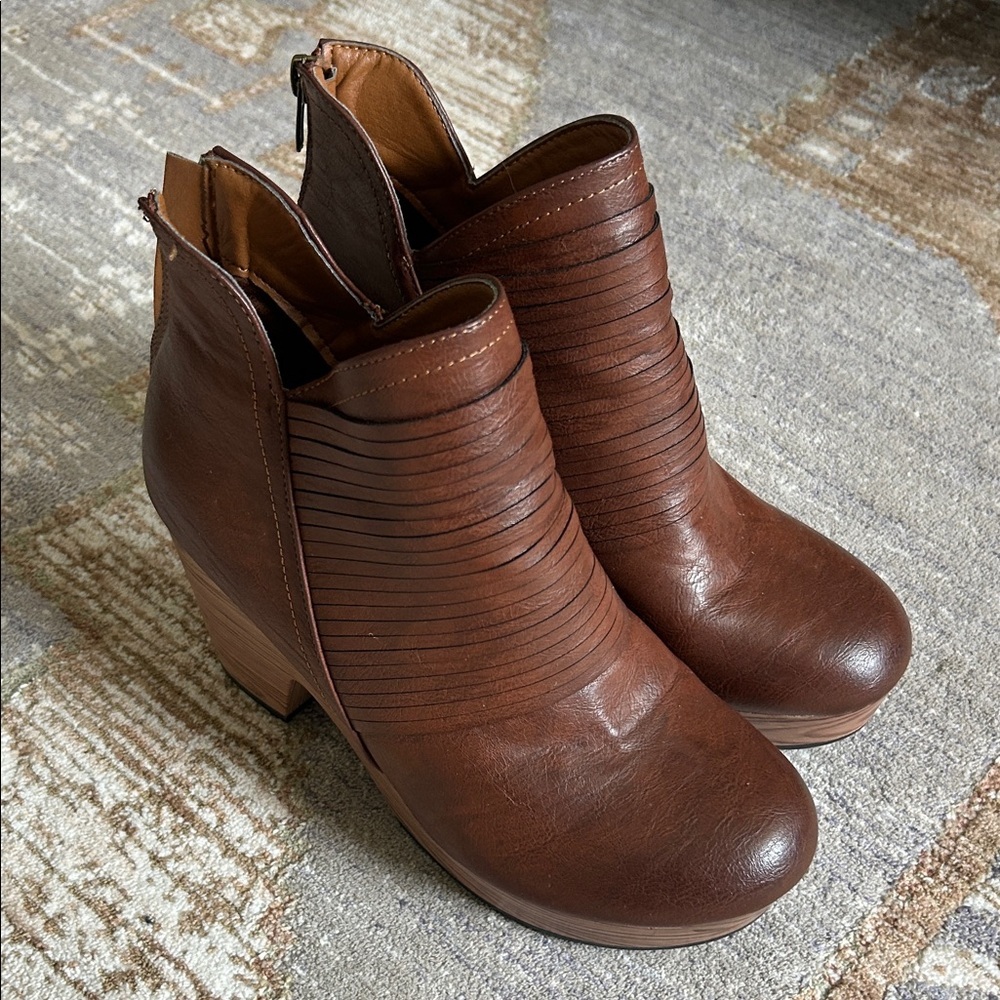 Pierre Dumas Brown Ribbed  Ankle Booties Women’s Size 7.5